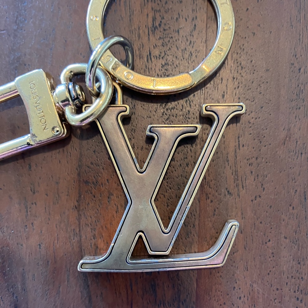 Louis Vuitton Gold LV Logo Key Ring or purse charm preloved.AUTHENTIC - Picture 2 of 9
